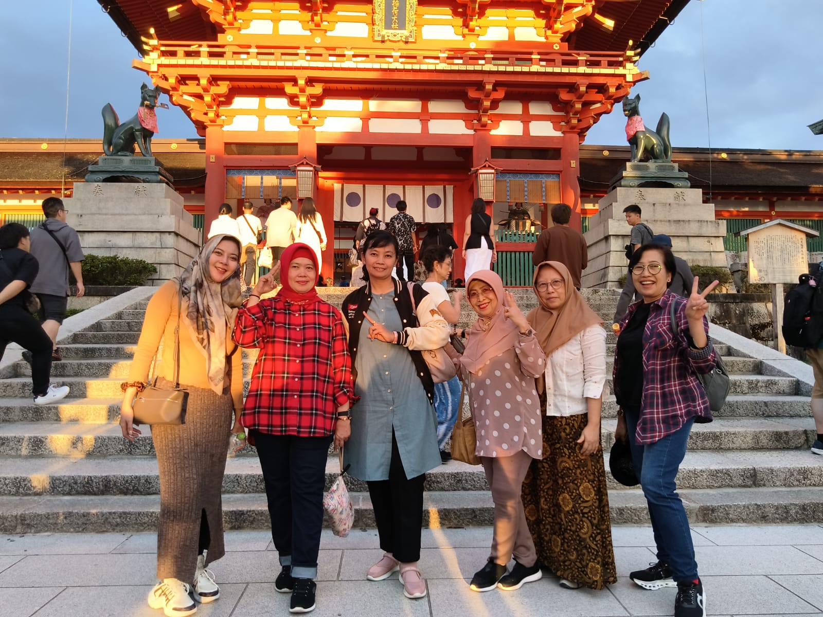 Berfoto Bersama Di Depan Kuil Fushimi Inari